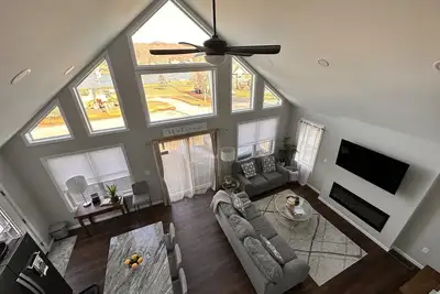Image de Treasure Lake Home, hot tub, partial Lake view and walking distance to beach