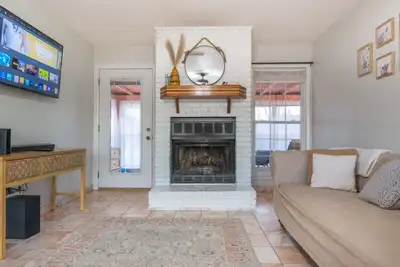 Image de Country Gardens- spacious yard 5 minutes from downtown!
