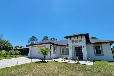 Image de 4 Bedroom Heated Pool Home Oasis!