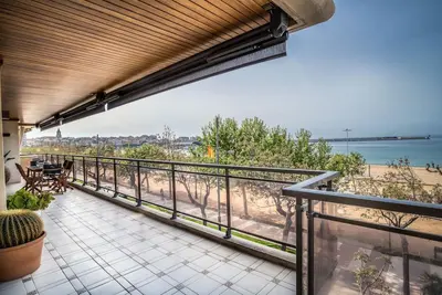 Image de Espace et confort : Élégant appartement avec terrasse face à la mer à Palamós 🌊✨