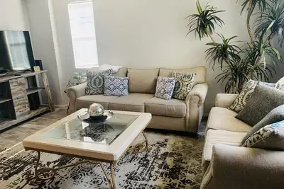 Image de Nice, & cool 4- bedroom home to enjoy a stay and relax in.