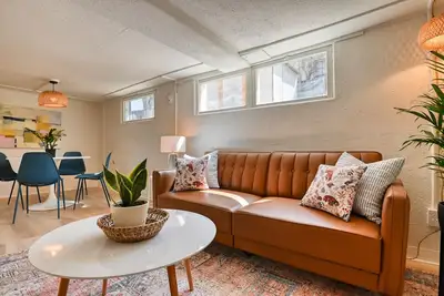 Image de Bright and Inviting Space- Great Location!