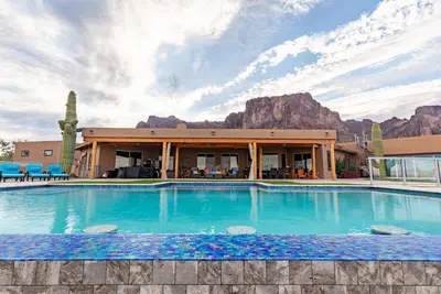 Image de Beautiful oasis with 40' negative edge pool, swim up bar, hiking in Super. Mtns.