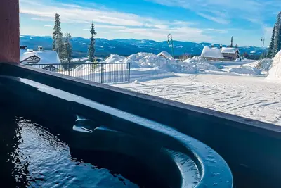 Image de Mountain view ski-in/out home with a hot tub & fireplace - walk to village