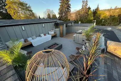 Image de 3 bdrm suite w/ rooftop patio, firetable & sauna + hot tub, cold plunge & more!