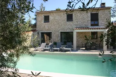 Image de Demeure de charme en pierre avec grande piscine