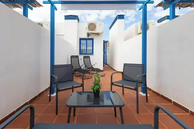 Image de Appartement \"Los Patos Premium\", avec vue sur la mer, piscine, jardin et terrasse.