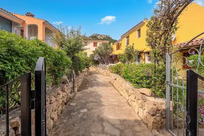 Image de Appartement 'Il Glicine' près de la mer avec terrasse et climatisation