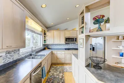 Image de Charming ‘Bayview Art House’ with Deck & Grill!