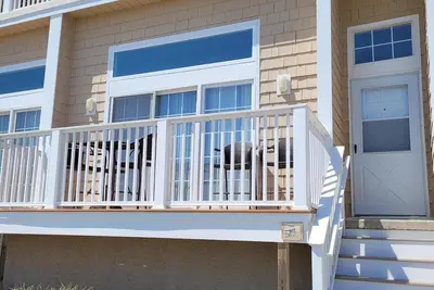 Image de Poverty Beach is right across the street from this newly renovated bright Beach Condo.