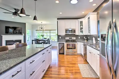 Image de Waveland Abode w\/ Patio, Walk to Beach!