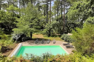 Image de Villa suspendue dans les pins avec piscine dans domaine privé proche mer et golf