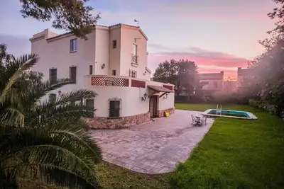 Image de Traditional Spanish Villa with pool and fenced garden - close to the beach