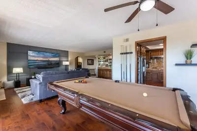 Image de Luxury Condo in Prime Location! Close to Shopping and Beaches.