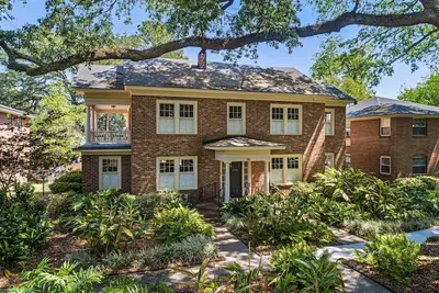 Image de Majestic Ardsley Park Home On Magnolia-lined Street by Lucky Savannah