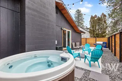 Image de Midtown Duplex—Hot Tub, Off-Street Parking, Perfect Location for Relaxation and Convenience!