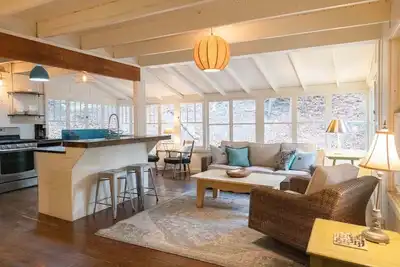 Image de Beach Nest - Classic Grand Haven Cottage with Lake Michigan access sleeps 10