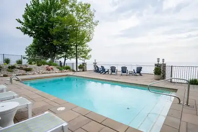 Image de Stunning Lake Michigan Home w Pool