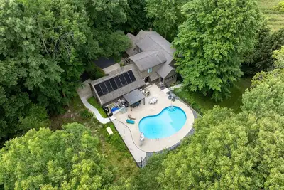 Image de Sprawling 14. 75 acre destination with private pool and hot tub