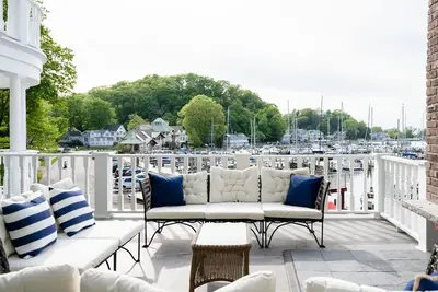 Image de Striking multi-level vacation home across from Lake Macatawa and Marina