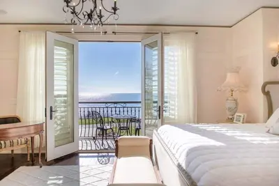 Image de Luxurious 6 bedroom estate with lake view & beach