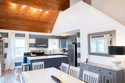 Image de Cozy Retreat just blocks from Lake Michigan Views