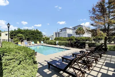 Image de Relaxing 3br/3. 5ba condo w/elevator & pool in the heart of Carolina Beach.