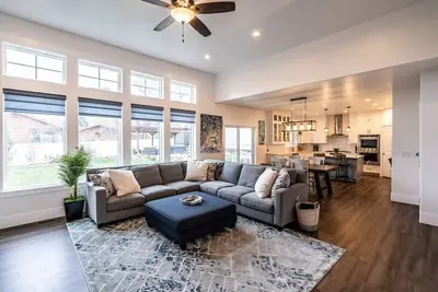 Image de Pristine New*Home w/Hot Tub, 4 Bd 3. 5 bth|Slps 18
