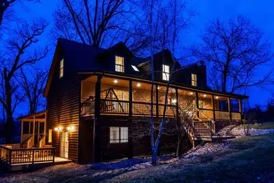 Image de Spacious! Private Hot Tub and Fire Pit, Great Games! Close to Shopping and Food!