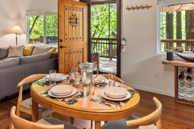 Image de Faeya Grove - Charming Family Getaway! Remodeled, short drive to Russian River.