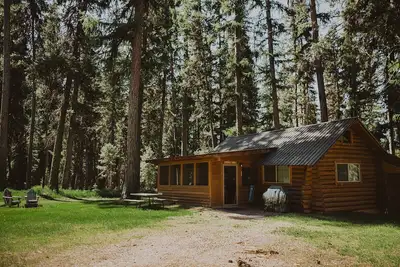 Image de The Saddle Shed at Tamaracks Resort is a log cabin with furnished screen porch.
