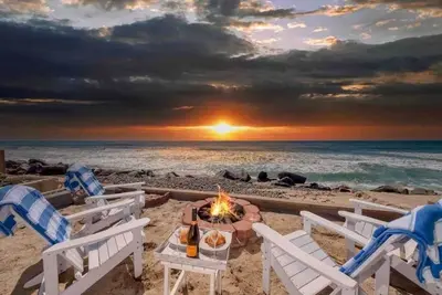 Image de \"Aloha Beachfront Oceanside\"  3br, beach and fire pit, Ac in every room, ocean views. Dog-welcoming. Sleeps 8.