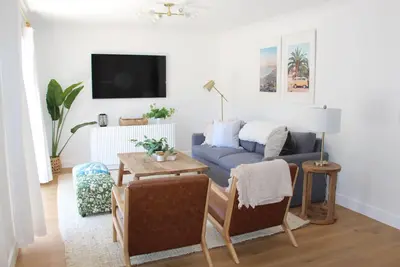 Image de Welcome to the Surf Shack! Cozy & Stylish 2bd home- walkable to beach & 101!