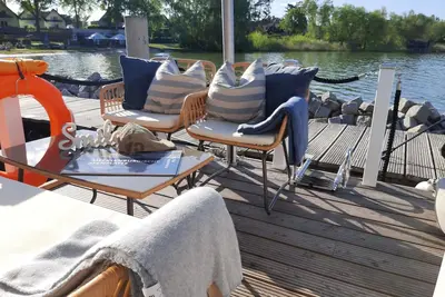 Image de Houseboat - Vacation. . . . where the frog jumps into the water.