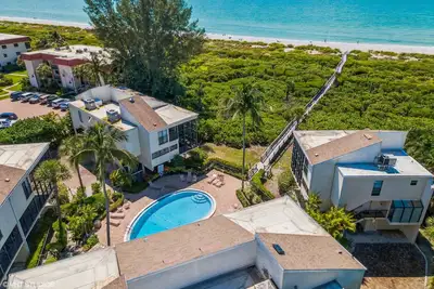 Image de Island Townhouse steps from the ocean, large lanai, heated pool - Summer Avail