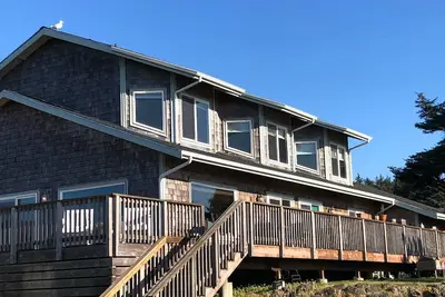 Image de Beach House Getaway - Amazing Location! 3-min Walk to the Beach!