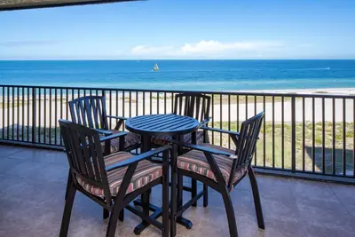 Image de A \"10\"  on 10 - Beachfront Condo w/180°  Views of the Water & Private Balconies