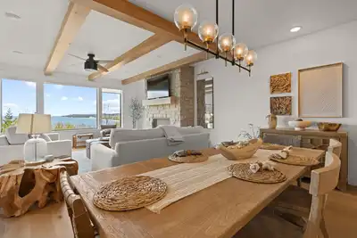Image de Water View and Perfect Location at Shore View! Walk to Town!