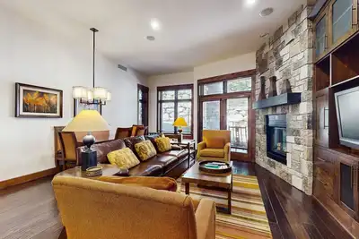 Image de Ski-in/ski-out, ground-floor condo with fireplace, patio, shared pool/hot tub