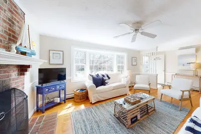Image de Spacious home near Asa's Landing with game room, W\/D, screened porch, yard games