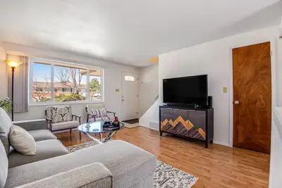 Image de Comfortable duplex with enclosed back yard, WiFi, firepit, & great location
