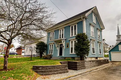 Image de Charming upstairs duplex with fast WiFi, partial Ac, & walkable location