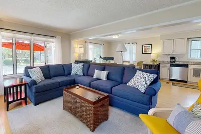 Image de Bright Turtle Walk escape near the beach & town with screened porch, grill & Ac