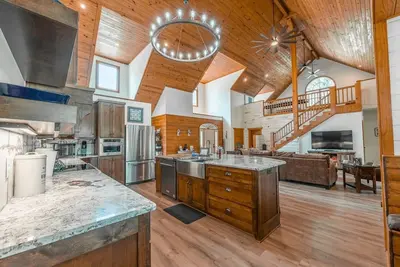 Image de Luxe Hot Springs Cabin on Pond w\/ Game Room!