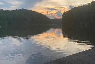 Image de 5 Br Quiet Waterfront Spacious Lakehouse on Lake