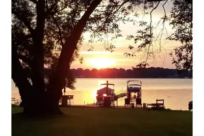 Image de Waterfront home on Oneida Lake. Additional parking for trucks, trailers, sleds.