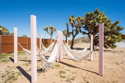 Image de Boho desert retreat, 2 Acres of Joshua Trees, Pool, Arcade, Gym and Art Murals.
