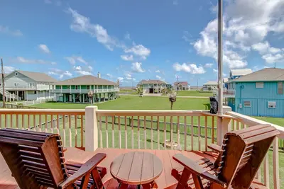 Image de Pet-Friendly Paradise: Spacious Fenced Retreat, Views! Games! 5m Walk! Sleeps 14