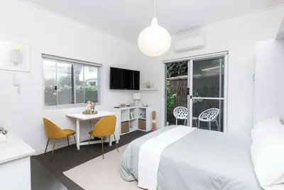 Image de Bright beachfront studio with terrace & aircon