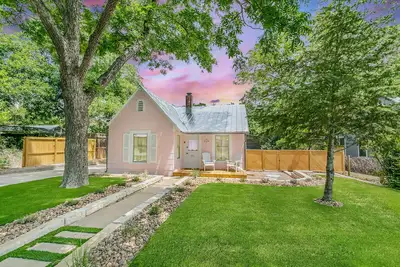 Image de Rose Street Cottage | 2/2. 5 + Bonus Room (Sleeps 6), 3 Blocks to Main